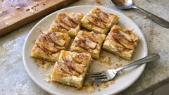 Buchta z listového těsta s jablky a tvarohem: křupavá, šťavnatá a hotová raz dva