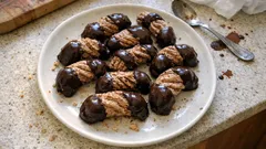 Pařížské rohlíčky jako z cukrárny: ořechový sníh, rumový krém a čokoláda