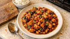 Kuřecí Kung Pao doma: rychlá pikantně sladká omáčka a křupavé arašídy