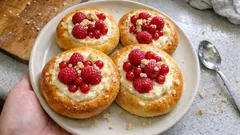 Nadýchané kynuté koláče s tvarohem a rybízem – těsto, které nevysychá