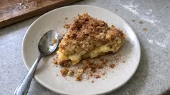 Křehký jablečný koláč s vanilkovým pudinkem: vláčný, voňavý a spolehlivý