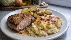 Vepřové kotlety na plechu s bramborami a zelím: šťavnatý oběd z jednoho pekáče