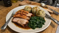 Pečený bůček se špenátem a knedlíkem: poctivá česká klasika, která se povede