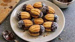 Vánoční ořechy s krémem: křehké skořápky v čokoládě a kokosu