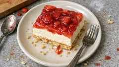 Nepečený smetanový koláč s jahodami a piškoty – hotovo, pak už jen lednice