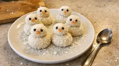 Raffaello kuličky jako sněhuláci: nepečené cukroví ze Salka a kokosu