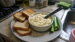 Česnekovo-sýrová pomazánka na chlebíčky: krémová a hotová za pár minut