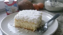 Rafaelo buchta na plech: kokosový moučník, který se po upečení proleje šlehačkou
