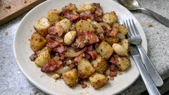 Pečené brambory se slaninou: jednoduchá klasika z trouby, která nikdy nezklame