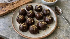 Nepečené čokoládové kuličky s tvarohem: jednoduchý dezert, který se vždy povede