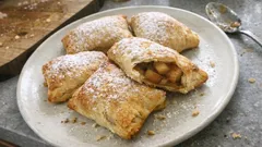 Jablečné taštičky z listového těsta: jednoduchý recept, který vždy voní po domově