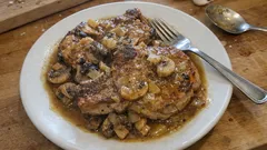 Vepřová kotleta dušená na houbách: šťavnaté maso a omáčka z jedné pánve