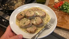 Vepřová panenka na pánvi s hladkou omáčkou z vína a vývaru – hotová za chvíli