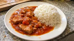 Vepřové plátky po srbsku s pečenou rýží: šťavnaté maso v sladkokyselé omáčce