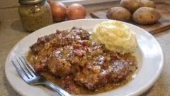 Šťavnatá krkovice na špeku a hořčici: poctivá omáčka a bramborová kaše