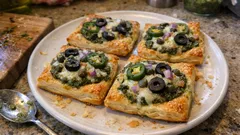 Slané čtverečky z listového těsta: rychlé pohoštění s oblohou podle chuti