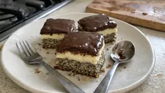 Makové kostky s vanilkovým krémem: jemný moučník, který chutná nejlépe vychlazený