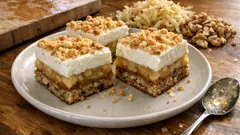 Jablečné řezy s ořechy a tvarohovým krémem: vláčné, krásně drží a dobře se krájí