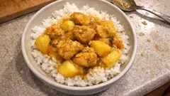 Kuřecí na kari s jablkem a rýží: rychlá omáčka z jedné pánve, co vždycky vyjde