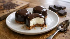 Nepečené tvarohové mini dortíky: rychlý dezert s čokoládovou polevou