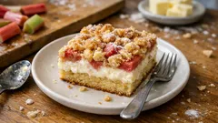 Rebarborový koláč s tvarohem a drobenkou – šťavnatý na plech, který drží i druhý den