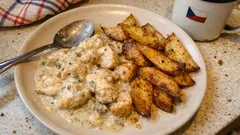 Nivová omáčka s kuřecím a americkými bramborami: rychlý oběd, který zasytí