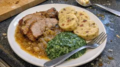 Vepřová kýta na česneku: šťavnatá, s bramborovo-slaninovým knedlíkem a špenátem