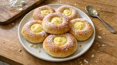 Pudinkáče jako z cukrárny: nadýchané kynuté pečivo s vanilkovým krémem