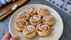 Jablečné květinky z listového těsta: rychlé mini dezerty se skořicí do trouby
