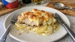 Kuřecí prsa zapečená na smetaně s brambory: snadné jídlo z jednoho pekáče