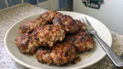 Šťavnaté vepřové placičky se zakysanou smetanou a cibulí – rychle z pánve