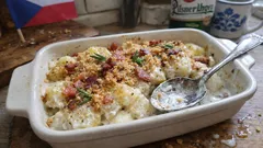 Zapečené brambory se smetanou a slaninou: krémové uvnitř, křupavé navrchu