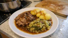 Vepřové na kapustě s bramborami: poctivá klasika z jednoho hrnce