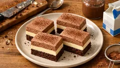 Monte řezy na plech: vláčný kakaový piškot a dvě krémové vrstvy