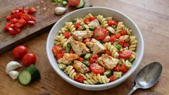 Těstovinový salát s kuřecím: rychlý oběd i večeře do krabičky