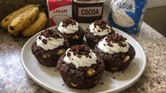 Mini krtkův dort do ruky: kakaové muffiny s banánem a šlehačkou
