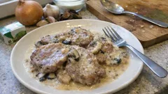 Krkovice na smetaně s houbami: šťavnatá z pekáče a omáčka plná chuti