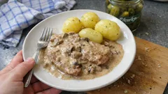 Vepřové plátky na hříbkách: krémová smetanová omáčka, která se vždy povede