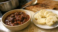 Poctivý hovězí guláš z krku: tmavá hustá omáčka a maso, co se rozpadá