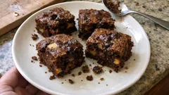 Jablečno-čokoládová buchta na plech: vláčná, voňavá a hotová bez složitého pečení