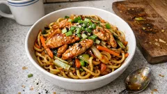 Wok nudle s kuřecím a křupavou zeleninou: rychlá večeře s výraznou omáčkou