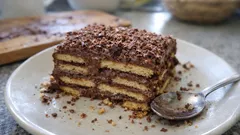 Piškotový dezert s čokoládovým krémem: jednoduchý domácí řez ke kávě