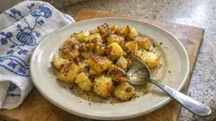 Pečené česnekové brambory do křupava: jednoduchý trik, díky kterému se povedou