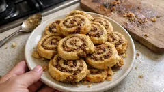 Křehké ořechové válečky se zakysanou smetanou: voňavé pečivo ke kávě