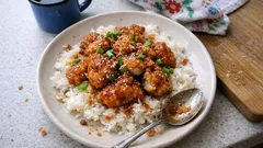 Medové kuře s rýží z pánve: křupavé na povrchu, šťavnaté uvnitř