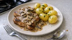 Vepřové kotlety na žampionech s bramborem: poctivý oběd, který se vždy povede