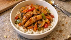 Kuřecí směs s rýží z jedné pánve: rychlá večeře se zeleninou a sójovou omáčkou