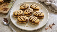 Mandlové oválky s čokoládovou náplní: křehké cukroví, které vypadá jako z cukrárny