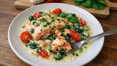 Losos na smetaně s parmazánem: krémová omáčka se špenátem z jedné pánve