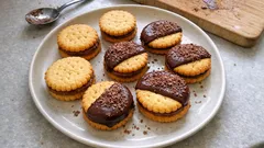 Margotky jako od babičky: křehké máslové cukroví s rumovým krémem